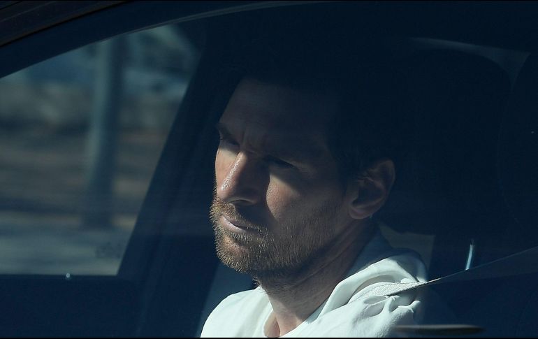 DE REGRESO. Messi llegó al centro de entrenamiento del conjunto catalán para realizar las pruebas pertinentes. AFP