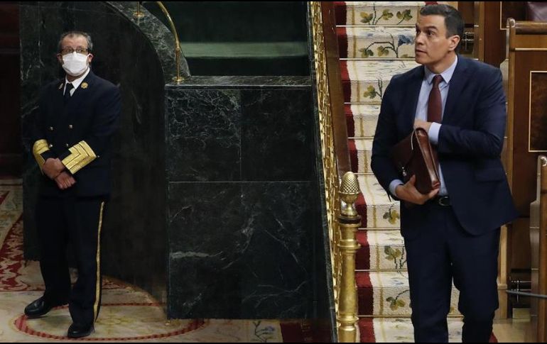 El presidente del Gobierno, Pedro Sánchez, participa en el pleno del Congreso este miércoles donde se autorizó otra prórroga del estado de alarma en España. EFE/Ballesteros