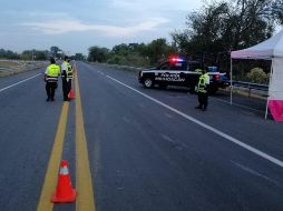 El personal policial realiza cuestionarios a pasajeros provenientes de Jalisco, con el objetivo de detectar síntomas propios de la enfermedad. TWITTER / @MICHOACANSSP