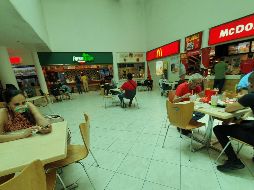 Los restaurantes podrán estar operando de manera ordinaria, con un 50 por ciento de la capacidad para que dejen espacios y se siga operando con medidas sanitarias. EL INFORMADOR / ARCHIVO