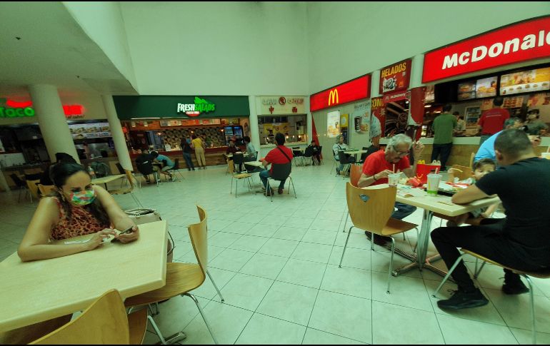 Los restaurantes podrán estar operando de manera ordinaria, con un 50 por ciento de la capacidad para que dejen espacios y se siga operando con medidas sanitarias. EL INFORMADOR / ARCHIVO