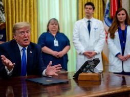 El presidente Donald Trump brinda declaraciones a los periodistas durante un acto junto a enfermeros en el Despacho Oval. EFE/D. Mills