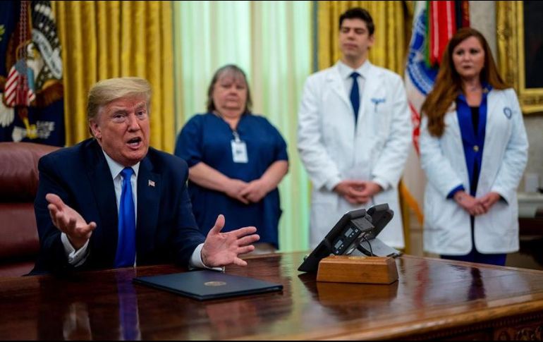 El presidente Donald Trump brinda declaraciones a los periodistas durante un acto junto a enfermeros en el Despacho Oval. EFE/D. Mills