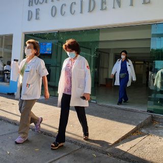 Vinculan a proceso a dos choferes del transporte público por agresiones a personal médico
