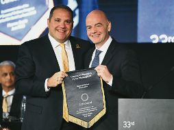 MONTAGLIANI. El vicepresidente de FIFA (izq.) aseguró que buscan aplicar esta medida. IMAGO7