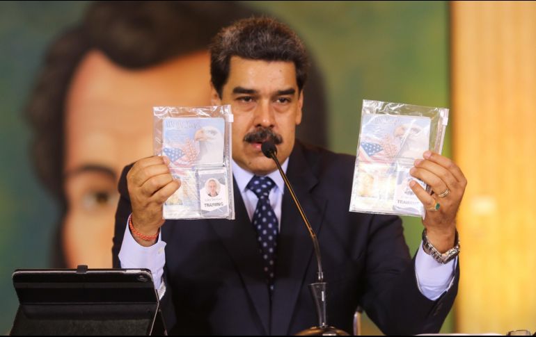 Maduro muestra los pasaportes de los ciudadanos estadounidenses capturados. EFE/Prensa Miraflores