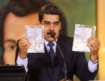 Maduro muestra los pasaportes de los ciudadanos estadounidenses capturados. EFE/Prensa Miraflores