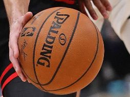 La NBA se encuentra analizando las posibilidades para reanudar el torneo ya sea acabando la temporada regular o reiniciarlo directamente desde la postemporada. AFP