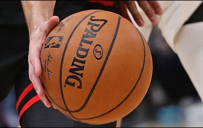 La NBA se encuentra analizando las posibilidades para reanudar el torneo ya sea acabando la temporada regular o reiniciarlo directamente desde la postemporada. AFP