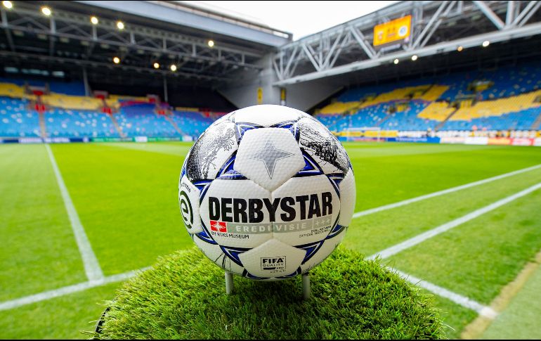 La liga de futbol holandés suspendió la temporada 2019-2020 a falta de ocho jornadas para el final, declaró desierto el campeonato y anuló los ascensos y descensos. TWITTER / @eredivisie