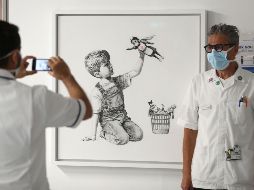 En la imagen, el pequeño sostiene en su mano a una enfermera de juguete del Servicio público sanitario británico. AP / A. Mathews