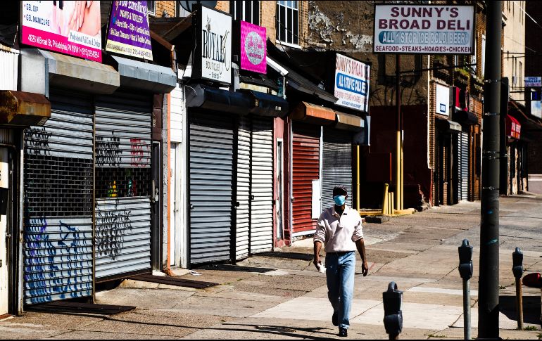 El cierre de negocios por el confinamiento ha dejado a millones sin trabajo. Una calle comercial en Filadelfia. AP/M. Rourke