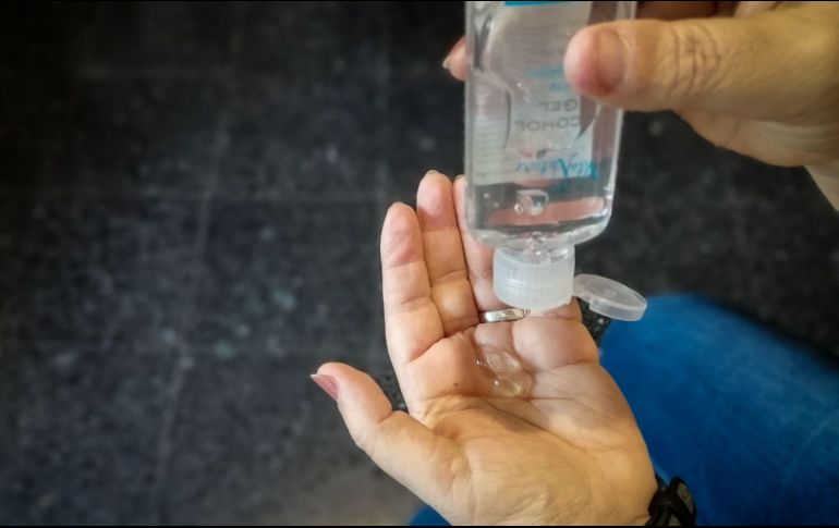 La comercialización de metanol como etanol se dio debido a que este último se escaseó tras la contingencia sanitaria. EFE/ARCHIVO