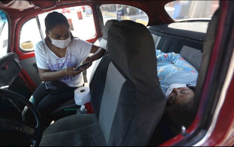 María (d), de 58 años, esperaba al interior de su automóvil la disponibilidad de camas en un hospital de Ciudad de México. EFE/ARCHIVO
