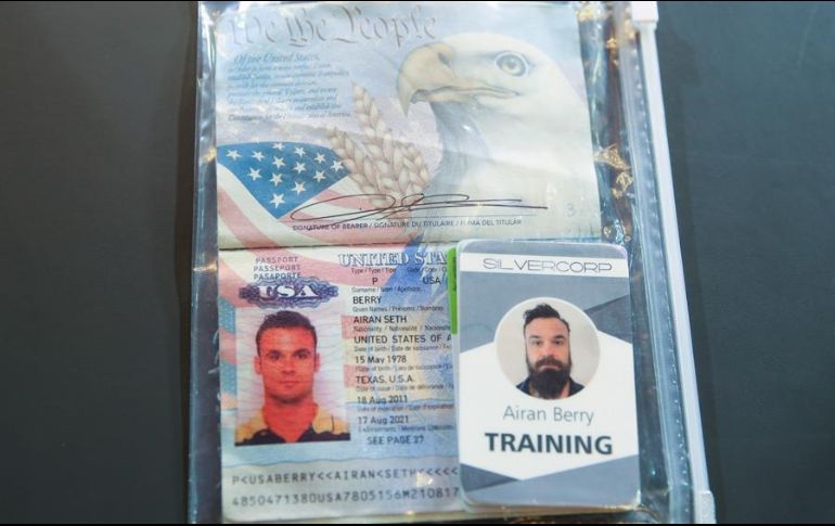 Fotografía cedida por prensa de Miraflores donde se observa el pasaporte de Airan Berry, uno de los dos estadounidenses detenidos en Venezuela. EFE/PRENSA MIRAFLORES