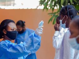 Una mujer toma la temperatura a menores de edad, en Puerto Príncipe, Haití. EFE/J. Herve