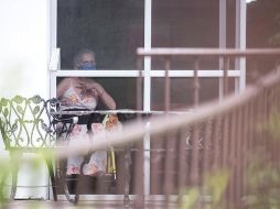Una residente de la Casa de Retiro Luis Elizondo observa desde su ventana, en el municipio de Guadalupe, Nuevo León. EFE/M. Sierra