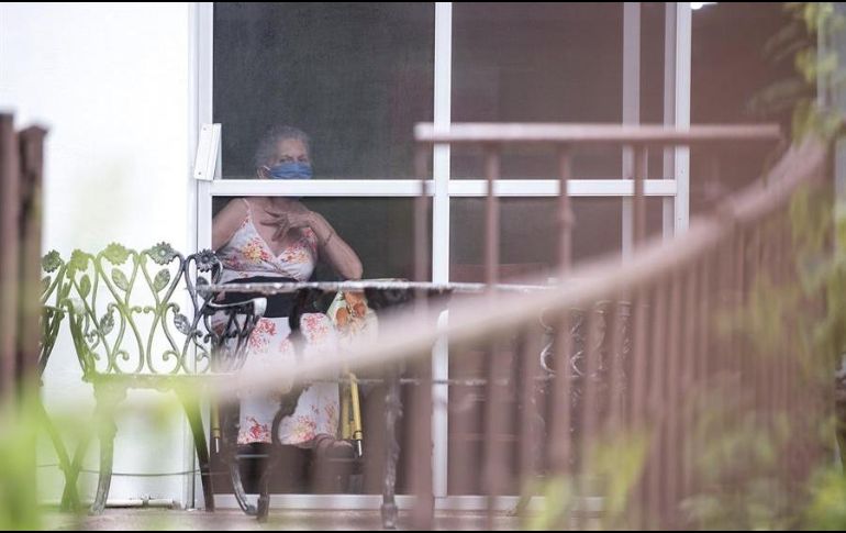 Una residente de la Casa de Retiro Luis Elizondo observa desde su ventana, en el municipio de Guadalupe, Nuevo León. EFE/M. Sierra