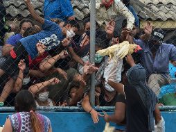 Personas se agolpan para recibir gallinas en un acto político en Tegucigalpa, Honduras. AFP/O. Sierra