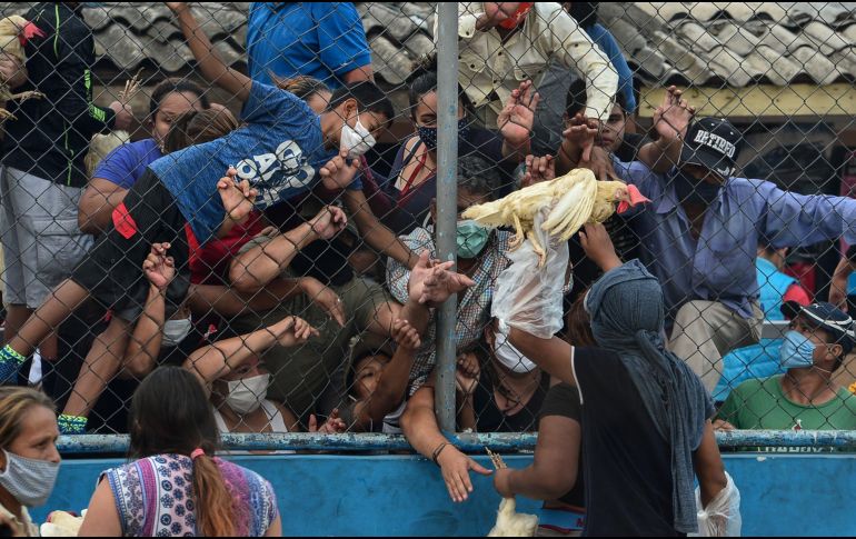 Personas se agolpan para recibir gallinas en un acto político en Tegucigalpa, Honduras. AFP/O. Sierra