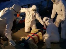 Aplicando los protocolos de seguridad sanitaria, el enfermo fue entregado a Sanidad Internacional del puerto de Veracruz para ser trasladado a un hospital. ESPECIAL
