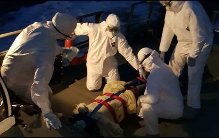 Aplicando los protocolos de seguridad sanitaria, el enfermo fue entregado a Sanidad Internacional del puerto de Veracruz para ser trasladado a un hospital. ESPECIAL