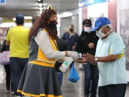 La campaña de los payasos representa una oportunidad de sonreír para muchos pasajeros que no pueden quedarse en casa por la naturaleza de su trabajo. EFE/S. Gutiérrez