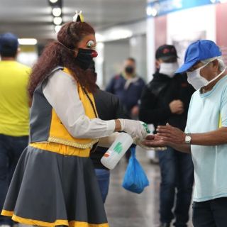 Payasos concientizan sobre el COVID-19 en el Metro capitalino