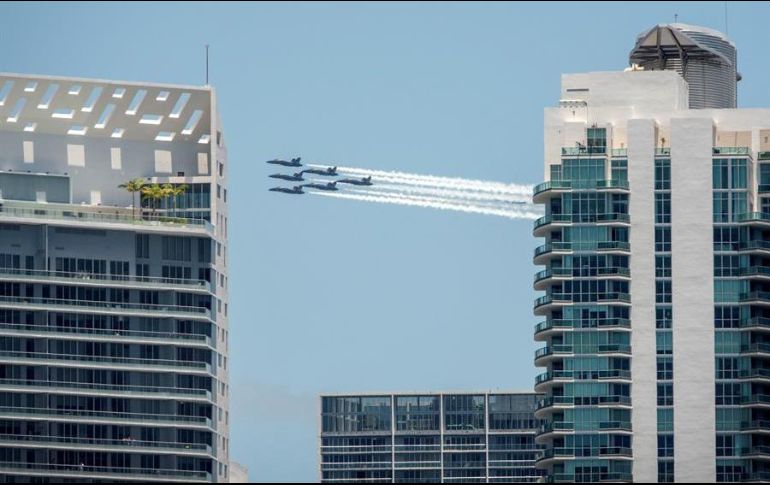 En el trayecto de aproximadamente 25 minutos, los aviones cazabombarderos sobrevolaron numerosos hospitales. EFE/C. Herrera