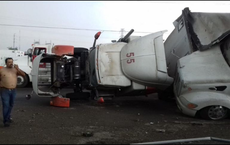 Las fuertes tormentas ocasionaron incluso la volcadura de vehículos pesados. NTX/ESPECIAL