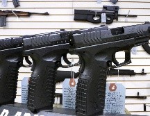 En 2009, la Oficina de Alcohol, Tabaco, Armas de Fuego y Explosivos de EU permitió el tráfico de dos mil 500 armas a criminales mexicanos para rastrearlos mediante ellas. AP/Archivo