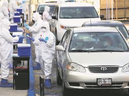 Decenas de personas acuden a diario a realizarse una prueba en el CUCS. AFP