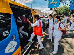 Entre las 13:00 y las 14:00 horas, la parada de “Conexión Médica” que está en Belén, entre Hospital y Juan Álvarez, en el Centro tapatío, reúne a trabajadores de la salud que esperan a las unidades que los acercarán a sus destinos. EL INFORMADOR/G. Gallo