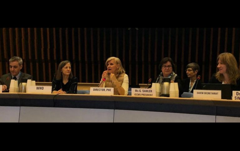 La matemática española María Neira (centro) impartió la conferencia “Este es tu cerebro con contaminación”, que trata sobre la problemática de la contaminación ambiental. TWITTER/DrMariaNeira