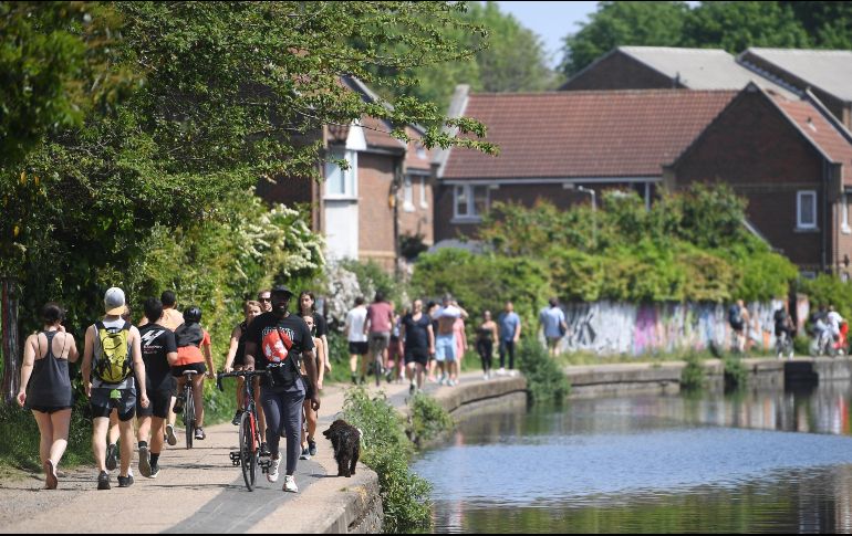 Entre otras medidas, el gobierno podría imponer una cuarentena de 14 días a los viajeros que lleguen de cualquier país menos Irlanda. EFE / F. Arrizabalaga
