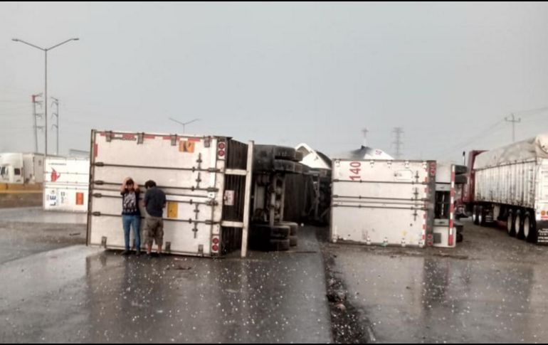 A su paso, el fenómeno meteorológico dejó un saldo de dos personas sin vida, daños en la autopista Monterrey-Saltillo y volcadura de cajas de 12 tráilers. NTX / ESPECIAL