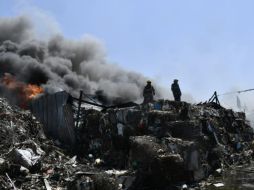 El vertedero presenta zonas de combustión de materiales activos, así como potenciales riesgos a la salud por la quema de los residuos. ESPECIAL/ ARCHIVO