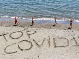 Una familia escribe la frase 