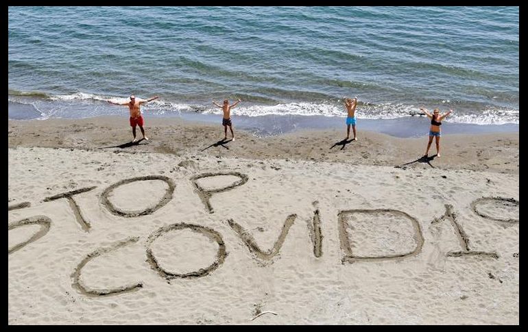 Una familia escribe la frase 