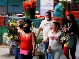 Comerciantes y compradores de flores asisten al Mercado de Jamaica, uno de los más conocidos de la Ciudad de México. EFE/J. Méndez
