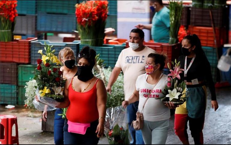 Comerciantes y compradores de flores asisten al Mercado de Jamaica, uno de los más conocidos de la Ciudad de México. EFE/J. Méndez