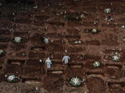 Fotografía tomada con un dron en la que se registró el funeral de una persona que falleció a causa del COVID-19, en el cementerio de Caju, al norte de Río de Janeiro. EFE/A. Lacerda