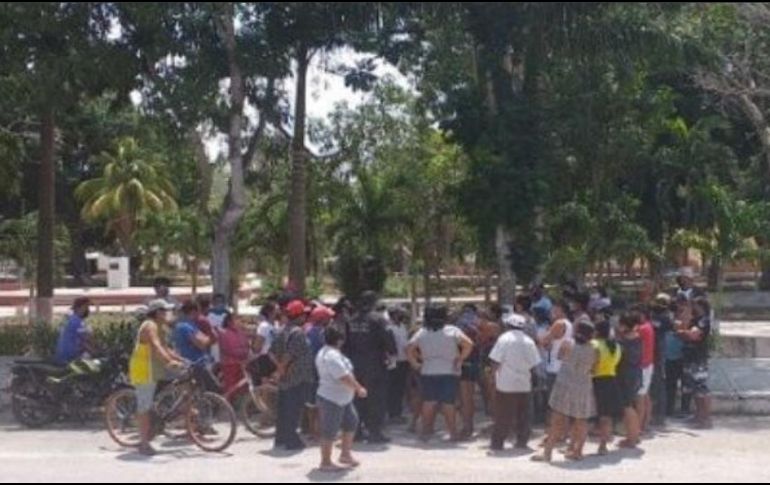 Un grupo de personas se 