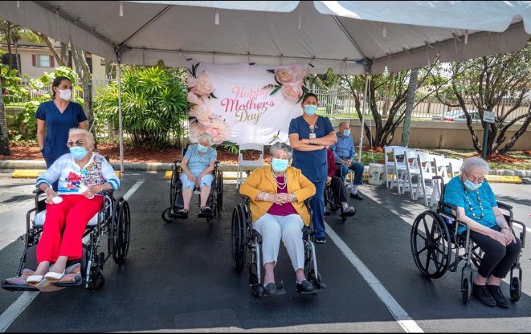 Los automóviles desfilaron varias veces frente a los internos, que mostraban con alegría carteles con sus nombres para que la familia los ubicara. EFE/C. Herrera