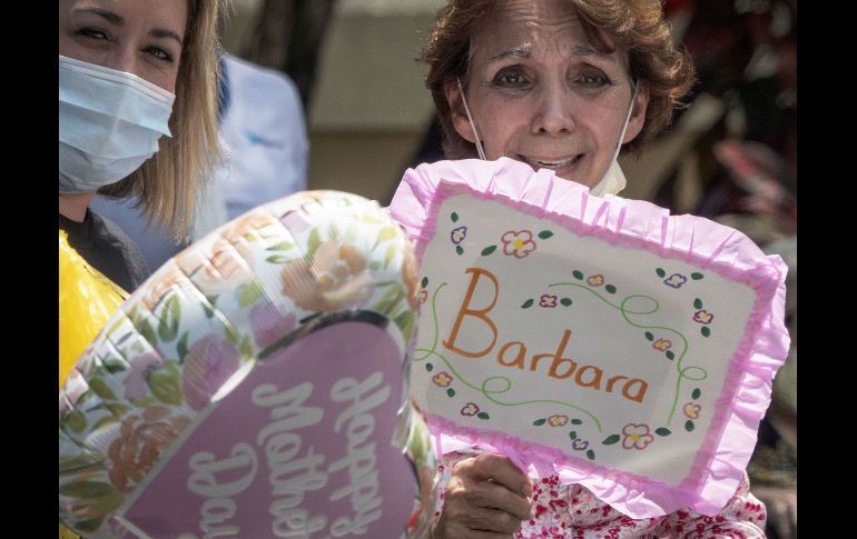 Los automóviles desfilaron varias veces frente a los internos, que mostraban con alegría carteles con sus nombres para que la familia los ubicara. EFE/C. Herrera