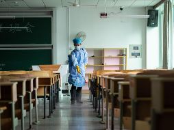 Desinfección de un aula en la Universidad Vocacional de Medicina y Salud de Xiangtan, que ha reabierto después de la peor fase de la pandemia. XINHUA/C. Sihan