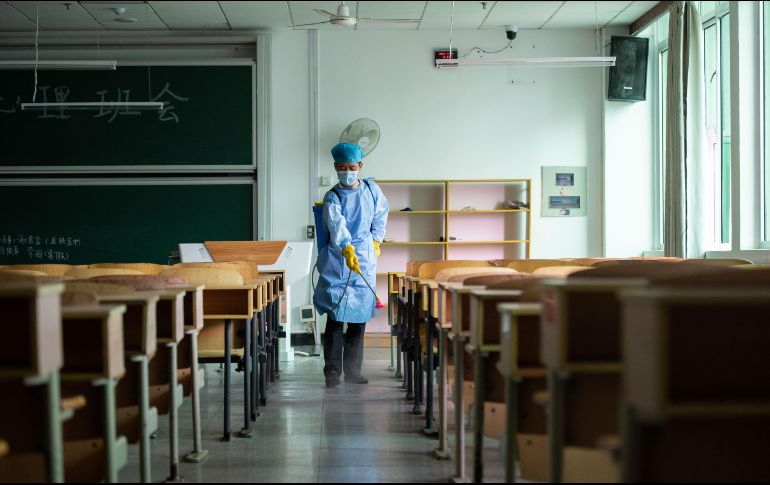 Desinfección de un aula en la Universidad Vocacional de Medicina y Salud de Xiangtan, que ha reabierto después de la peor fase de la pandemia. XINHUA/C. Sihan