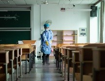 Desinfección de un aula en la Universidad Vocacional de Medicina y Salud de Xiangtan, que ha reabierto después de la peor fase de la pandemia. XINHUA/C. Sihan