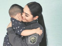 Dificultades. Las largas jornadas de trabajo de las mujeres policías les impiden tener mayor tiempo con sus hijos, pero han sabido combinar ambas facetas. ESPECIAL