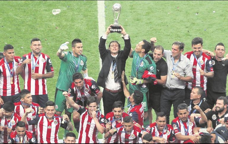 Matías Almeyda levantó el último título de Liga conquistado por los rojiblancos. IMNAGO7